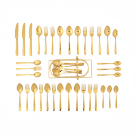 Cubiertos Dorados flat lay